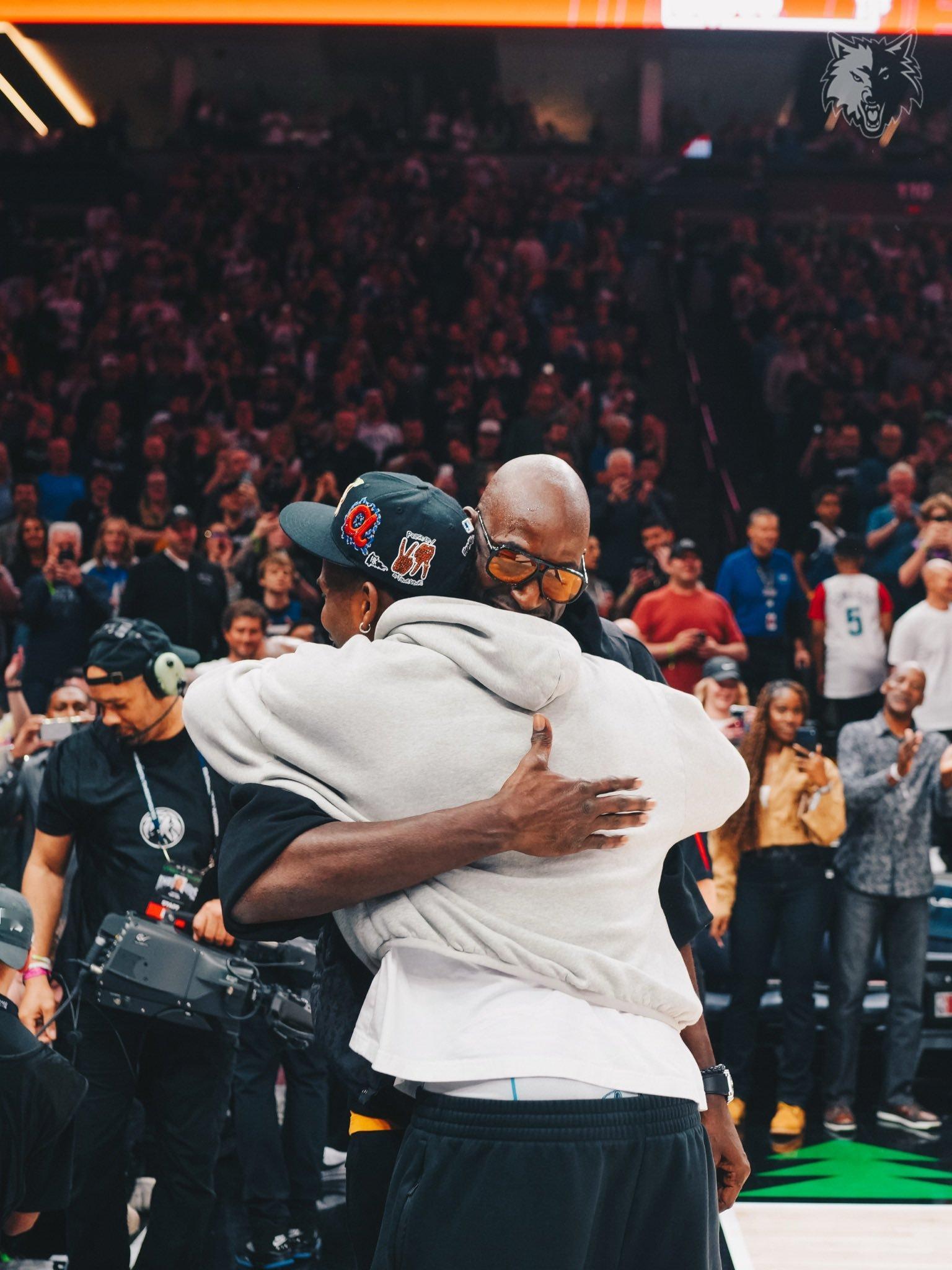 气场十足！狼王回家，并与爱德华兹热情相拥！加内特重回森林狼主场