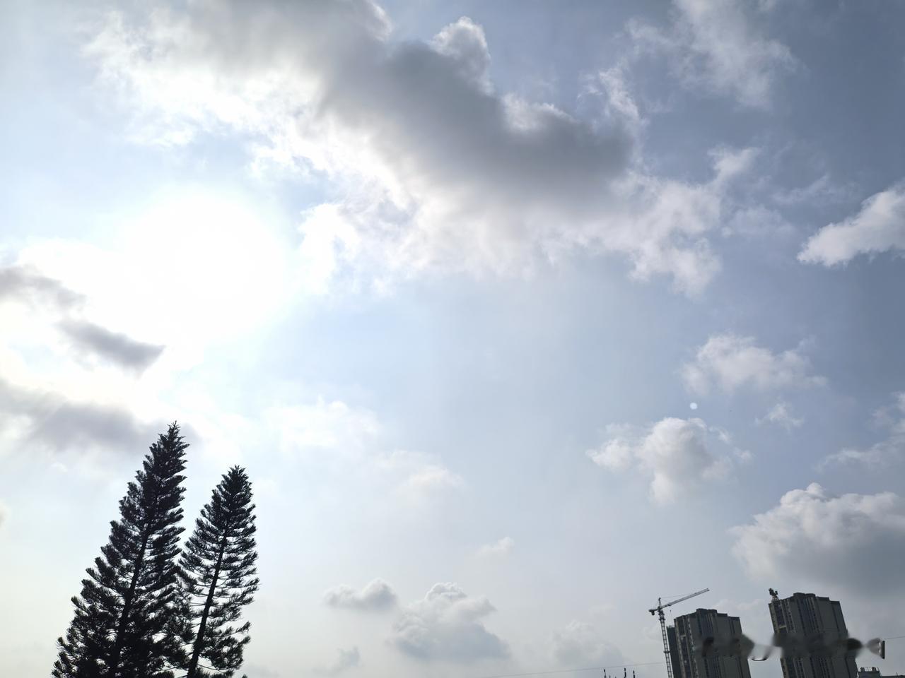 广东天气炎热伴有分散雷雨，局部雨势强烈！

3～5日，广东天气炎热，珠三角、粤东