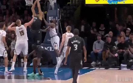 NBA 季后赛 掘金对阵森林狼的比赛进入第四节决胜阶段。戈贝尔完成补篮得手，个人