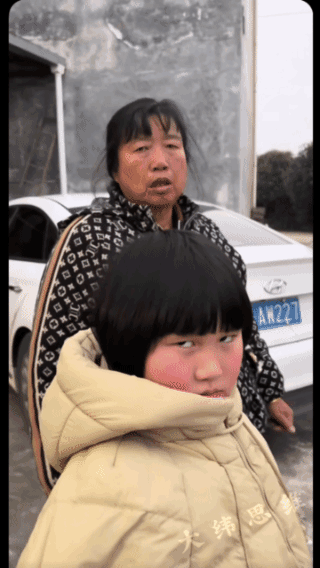 眼睛要喷火，
女儿失算后的愤怒！