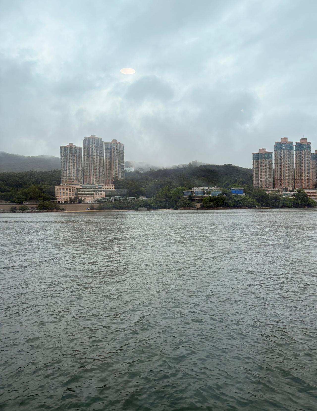 今天坐船的时候看到香港海边的房子，
这才是真正的海景房啊
而且后面都是山，
也可