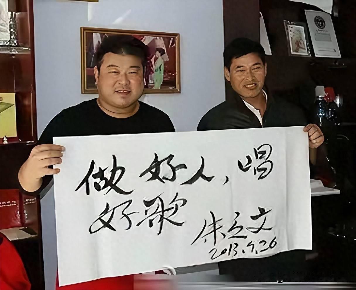 小编现就头条推出的上述话题，谈一下自己的观点。

朱之文有一副天生的好嗓子，这毋