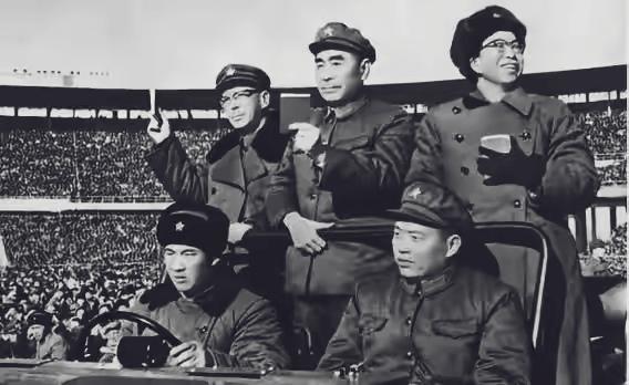 那年，敬爱的周总理身着军装神采奕奕，健步登上敞篷式吉普车，和其他两位领导同志一起