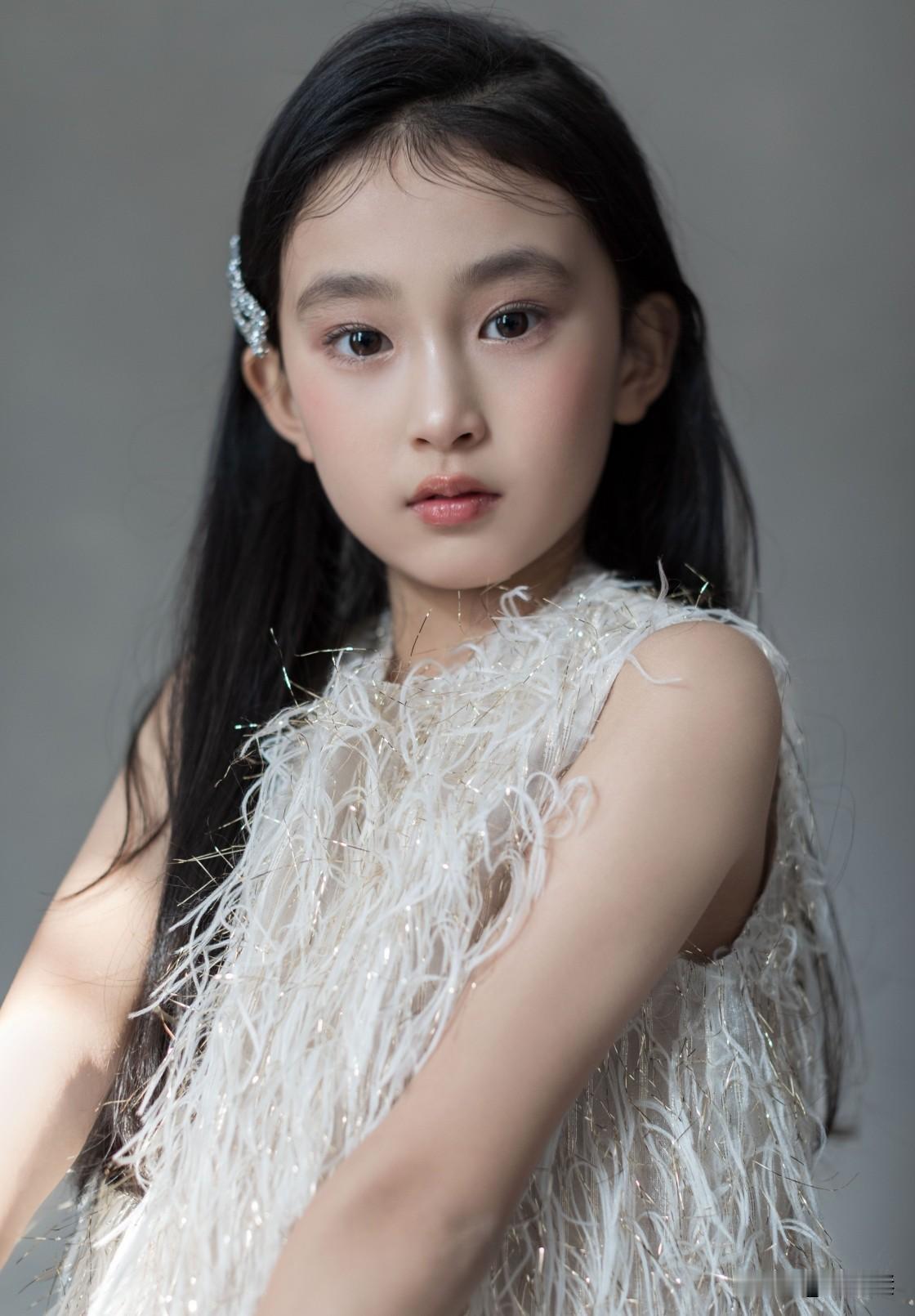 《御廷谣》里那个眼神能杀人的小孟廷辉，我去查了一下，真名叫李美奕冰，今年才12岁