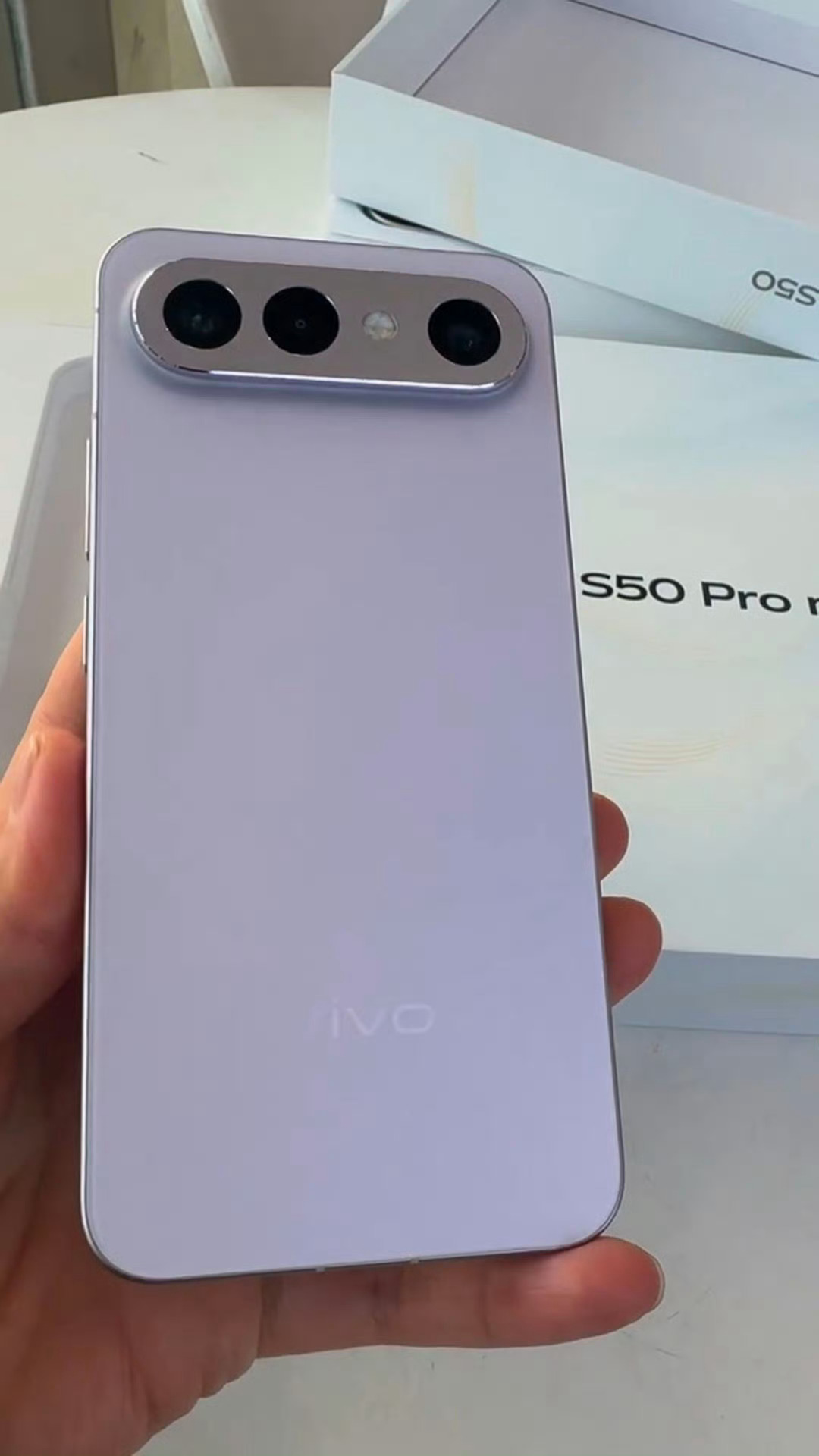 这么一看，耀子那个摄像头有点眉清目秀 