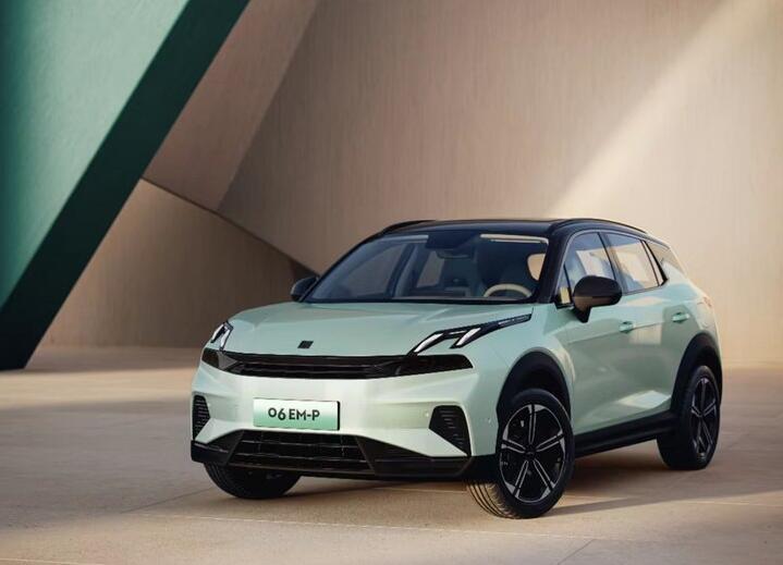最近，领克全新一款SUV——领克06 EM-P在成都工厂下线了，这款车定位是小型