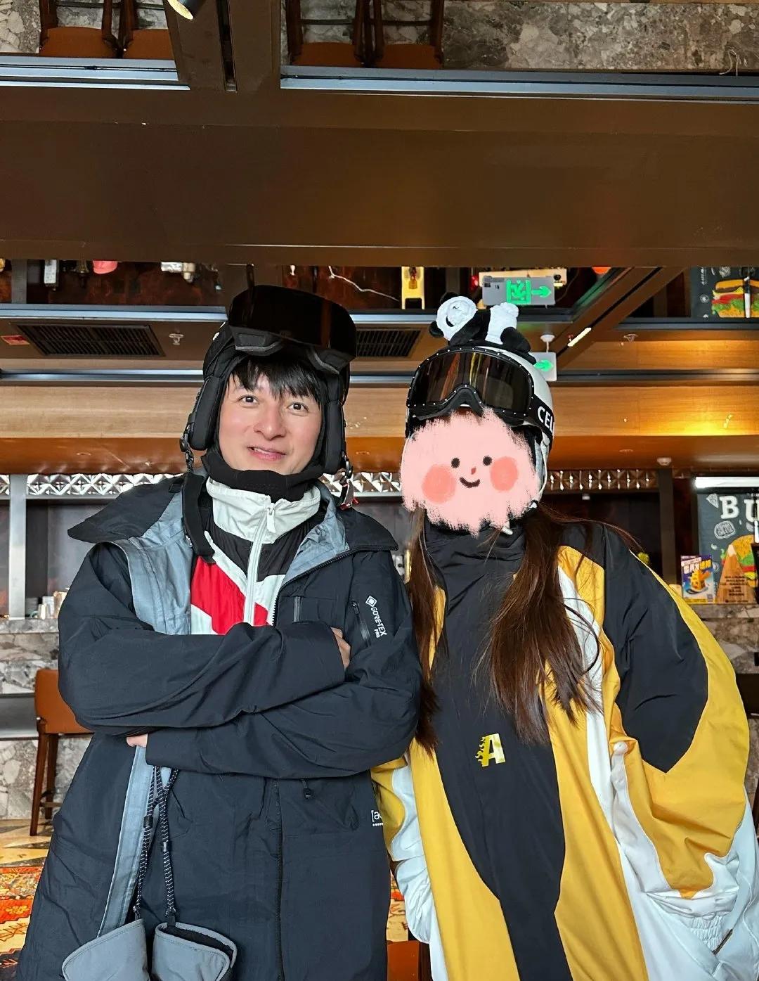 李维嘉去了新疆滑雪，看起来状态很好哟！被网友认出来后，也很耐心地配合拍照，不知道