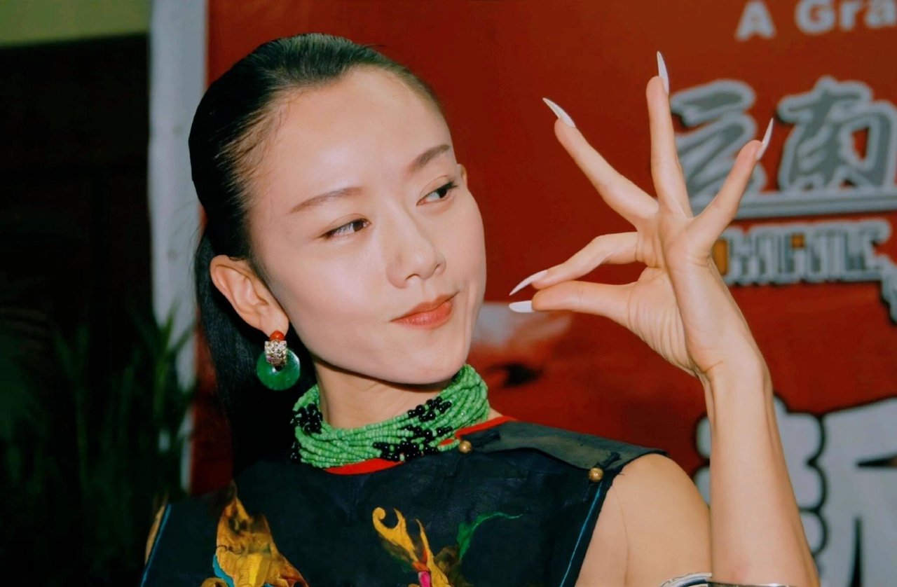杨丽萍往那一坐就是定海神针舞蹈新风暴什么事惊动了杨丽萍，当然是舞蹈新风暴开播，往