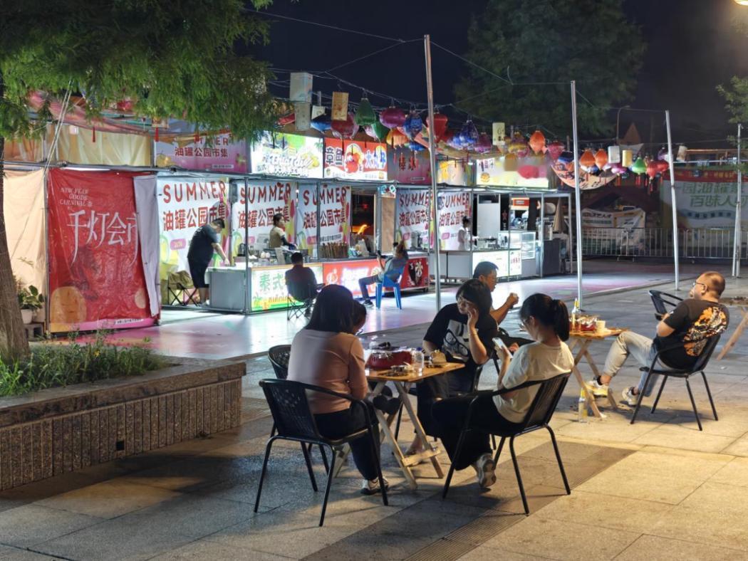 当然挣钱了，比起正规的门店商铺，路边摊不用付场地租金，不用纳税，经营成本很低，利