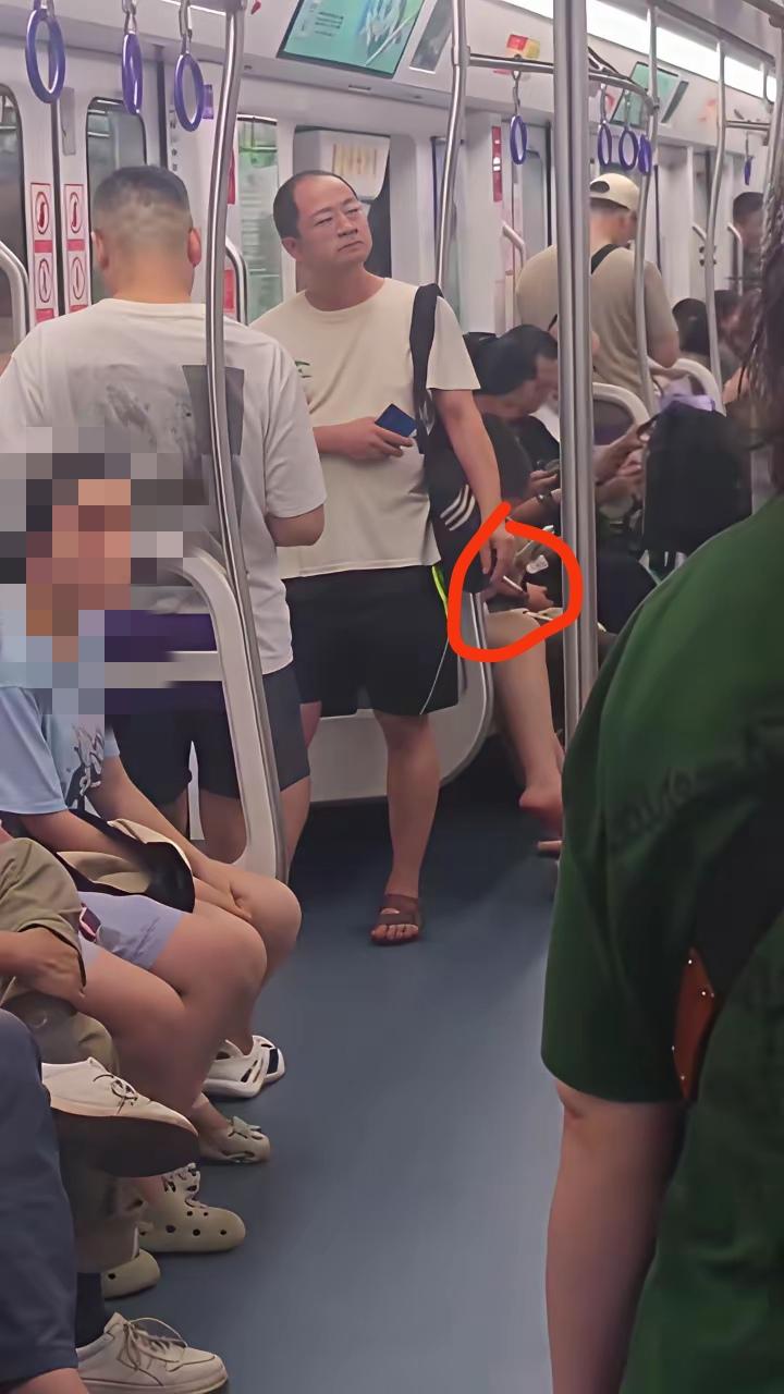 在地铁上抽烟，这位大哥应该是憋了一路，实在是顶不住了吧！就想知道，他后面是否能顺