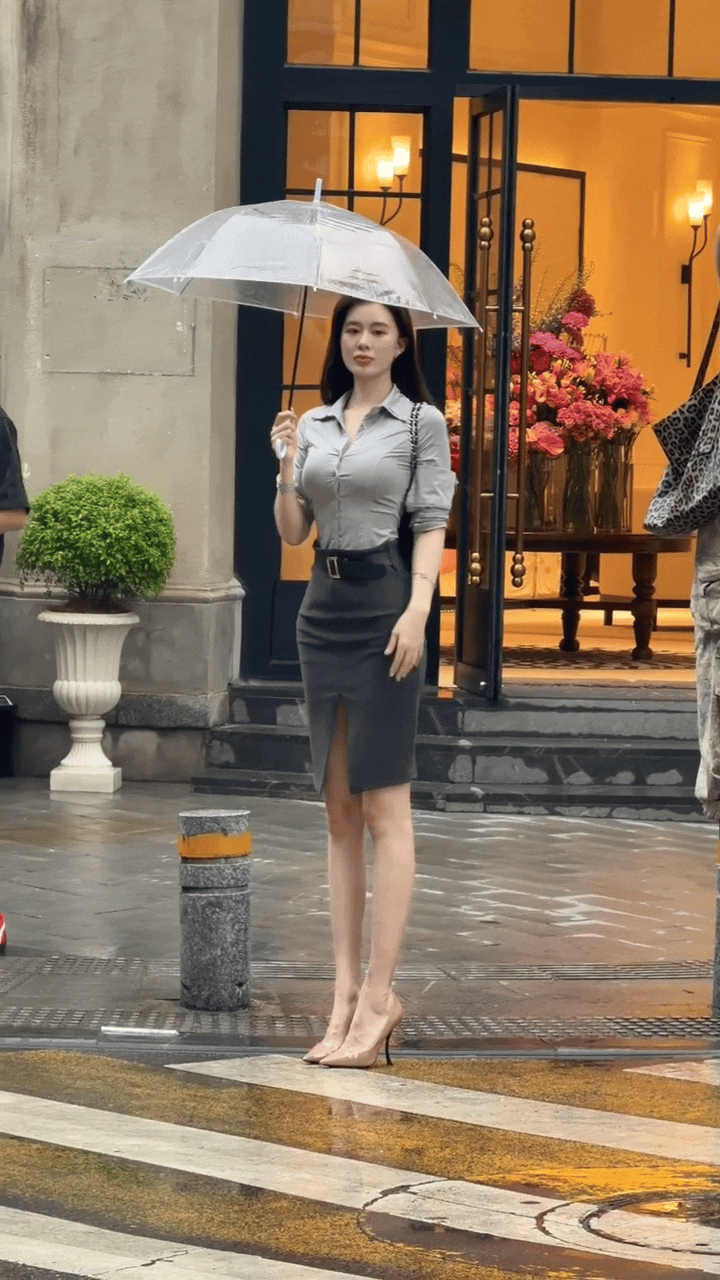 虽然是摆拍，但小姐姐人好美，身材也很好呀！