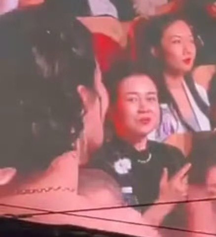 请形容画面里面人物，看___的眼神（填空题） 