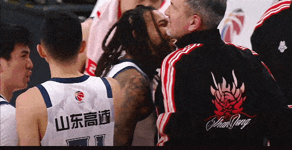 珀塞尔比赛结束时候对着山东男篮临时教练呕吼是对的今天如果最后几分钟一直用珀塞尔而