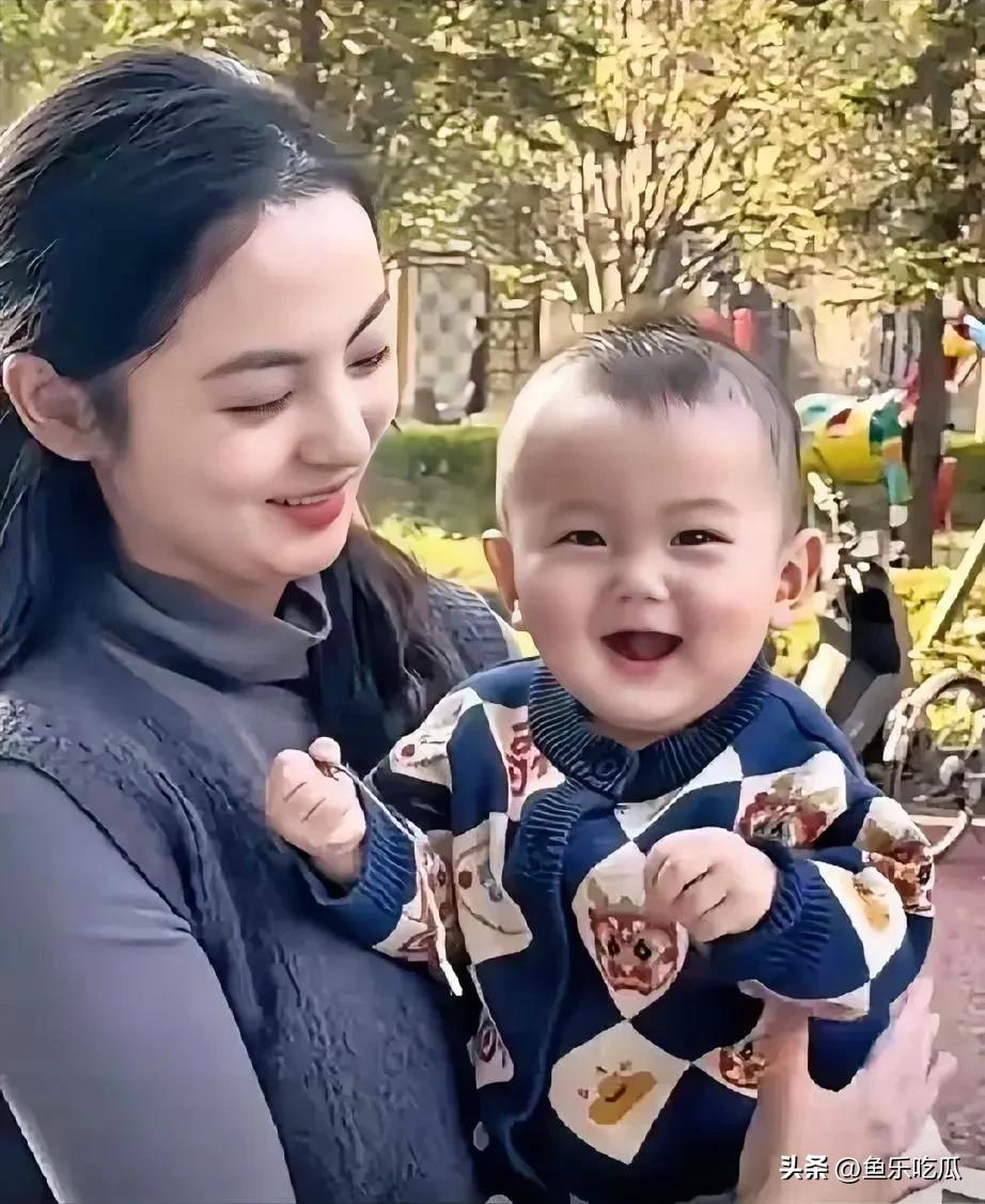 妈妈高颜值，生出的儿子好萌、好可爱、好帅气，帅呆了，两人温馨甜密开心的笑容，好迷