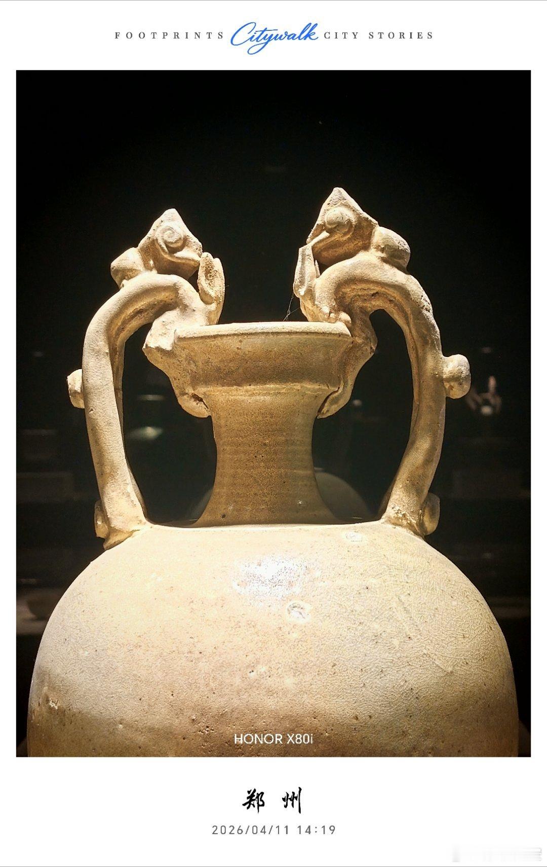 四月郑州的风浸着满街槐花香，特意躲进滨河公园深处的聚瓷博物馆，宋式飞檐半藏在槐叶