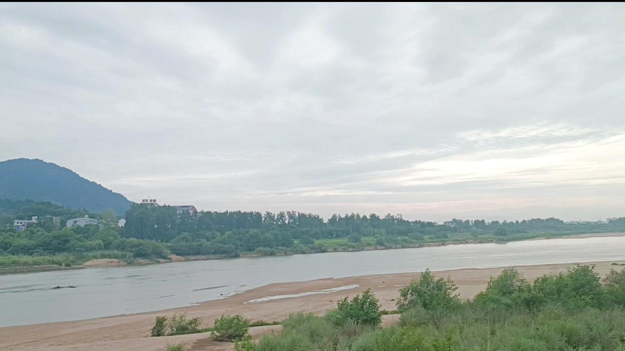 来看看这山水吧，多美！🌿潜河两岸的风光真的绝了！一半是青山绿水，一半是城市烟火