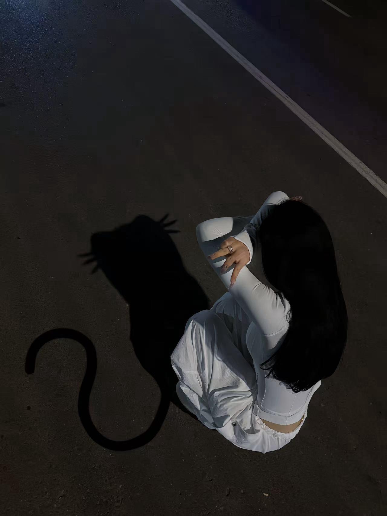 无数个需要别人的瞬间我都是一个人 我也早就不需要那些若即若离的陪伴了