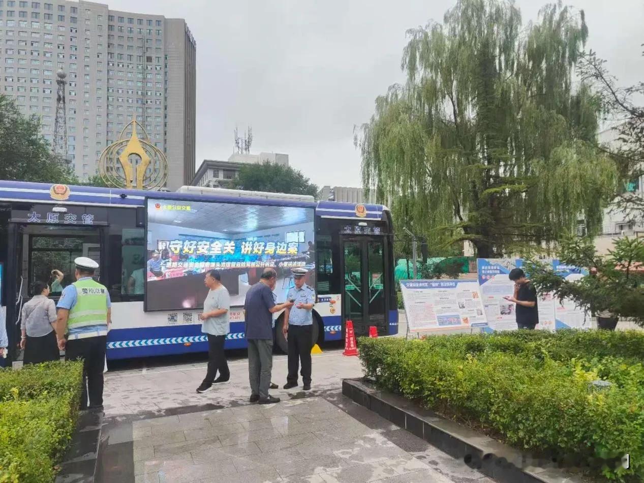 万柏林区兴华街道滨河社区：流动车管进小区，便民服务送到家门口

近日，万柏林区兴