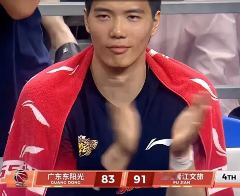 焦泊乔终于战胜了心里的恶魔，露出了久违的笑容。在广东队主场83：91落后福建队时