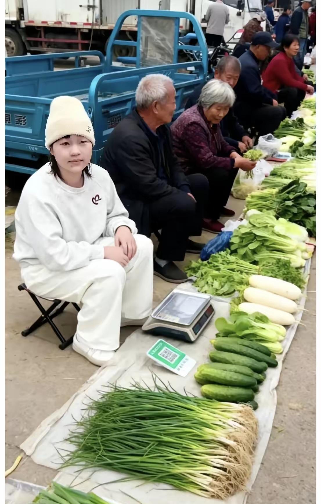 你能想象奥运冠军全红婵蹲在菜摊前整理蔬菜的画面吗？这场景，简直太让人意外啦！
