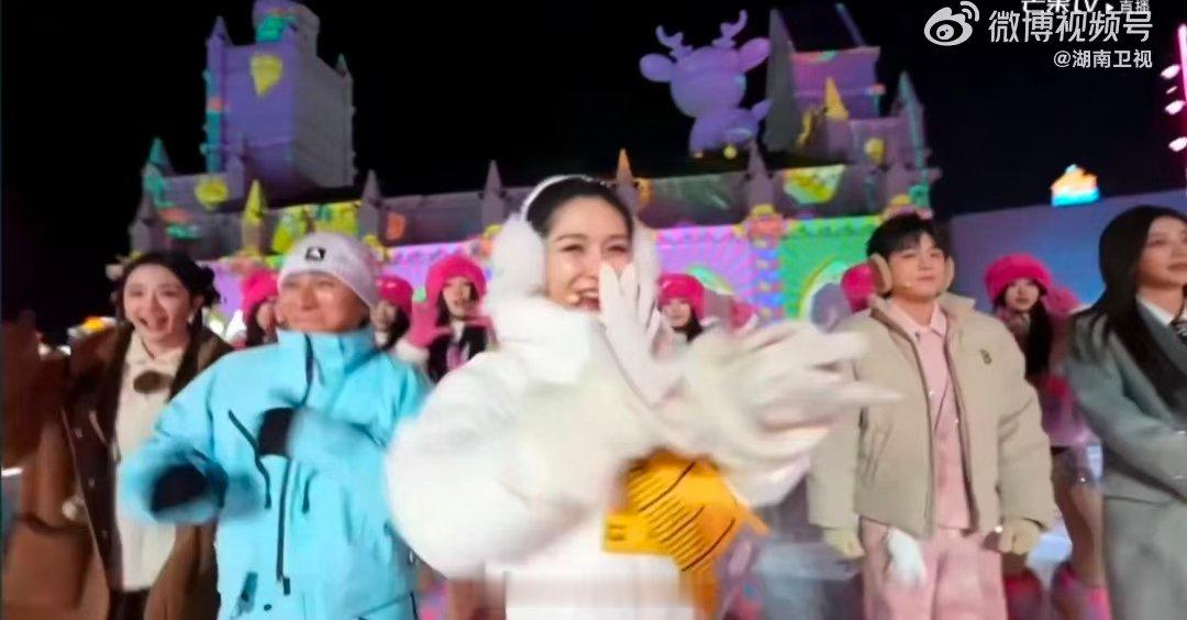 谢娜李维嘉再同台长春冰雪之夜直播长春冰雪之夜 当熟悉的音乐响起， 在《长春冰雪之