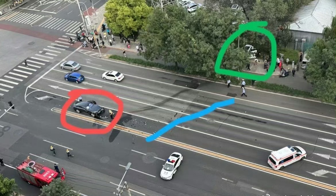 陈震劳斯莱斯发生车祸这个撞车有点诡异，可以看出闪灵是正碰，但碰撞动线没看出来。还