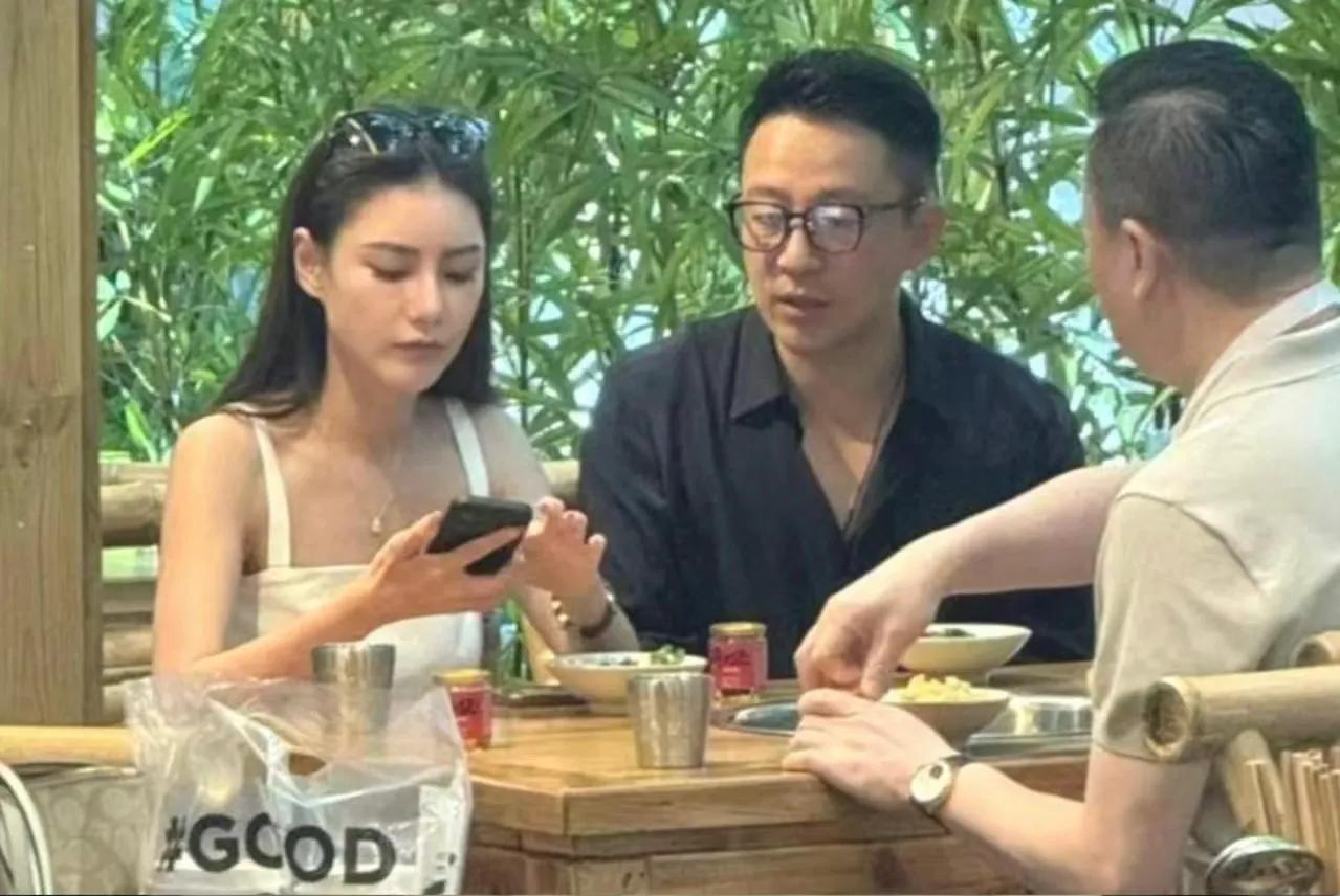 看马筱梅在汪小菲和张兰面前的反差，就知道为什么张兰喜欢她了。

在汪小菲面前，衣