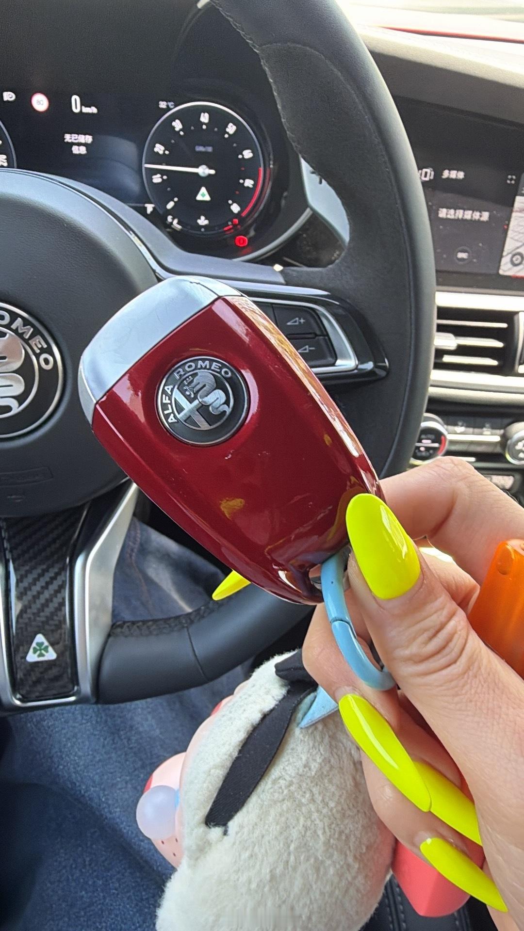 有些人是真特么欠借给他车 给我高级的黑钥匙换成一个红色