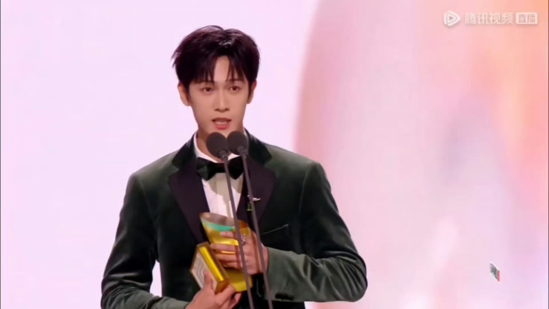 别人感谢粉丝 李昀锐感谢孟子义取这个CT并认可的可能有点残疾吧话是听不全的“谢谢