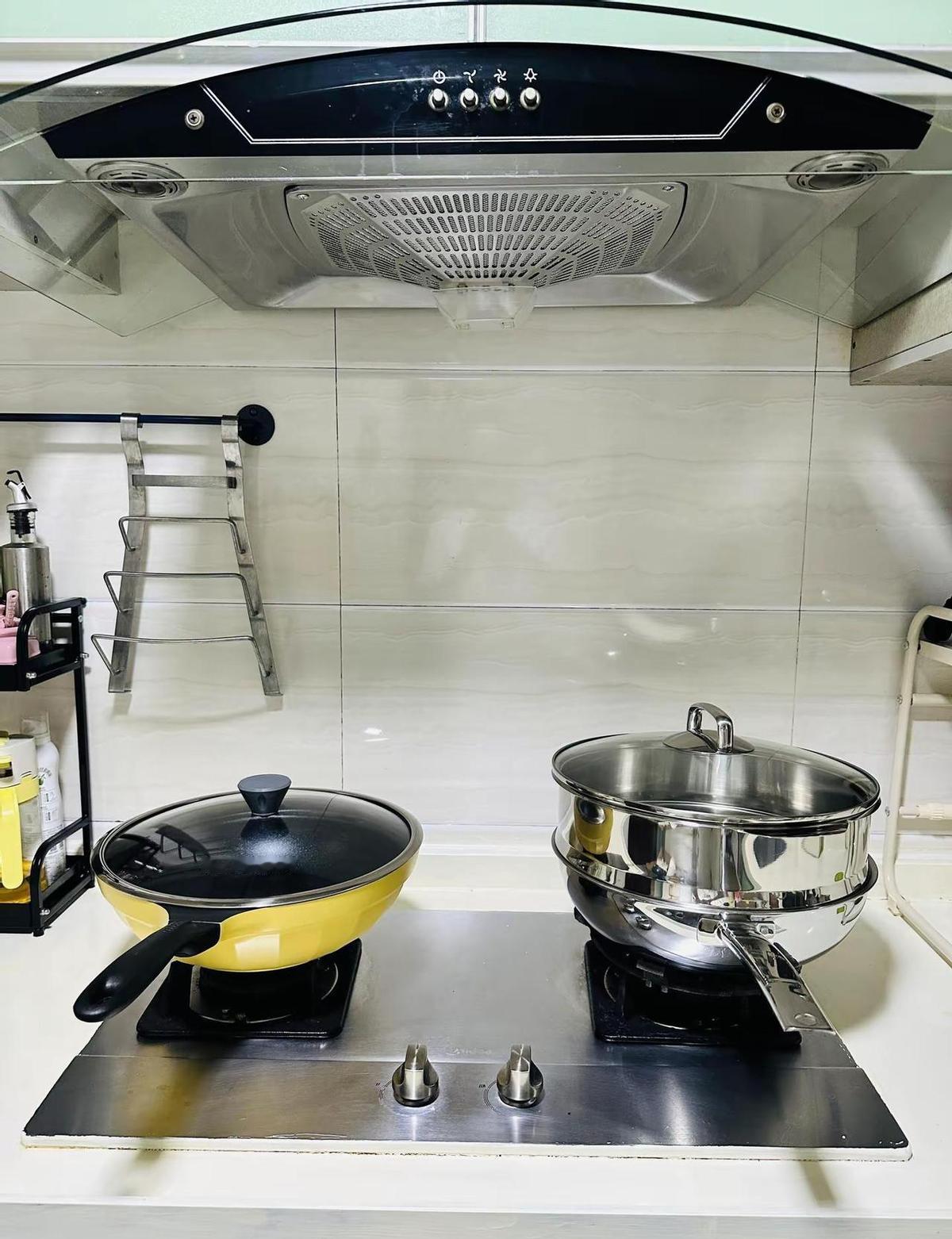 北鼎新锅涂了三层陶瓷，炒蛋不粘锅，颜色像初恋。
WMF那口不锈钢锅，底子五层叠，