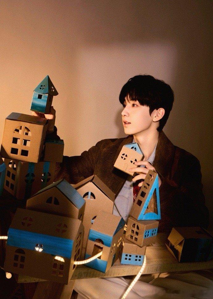 郭俊辰标准的体制内男友风，西装革履显正气，妥妥的体制内男友标配，这真的太帅了，这