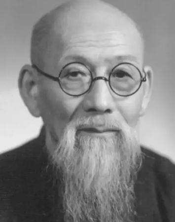 1931年，宋美龄陪老夫人到杭州玩了数日，花了13780元公款，张难先找蒋介石讨