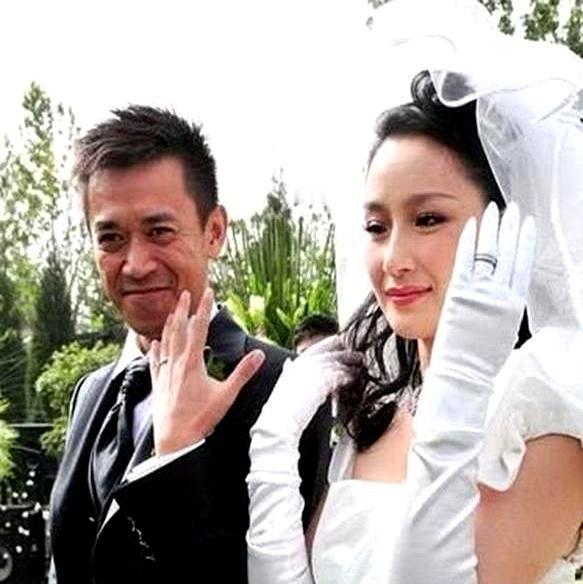 她当年死活不嫁，非要追事业！
他一转身娶了空姐，如今儿子都快10岁了。
回头看，