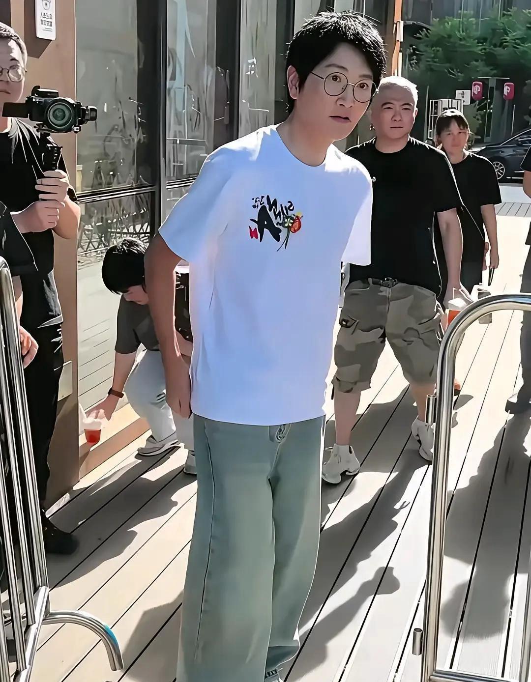孙楠这波减重20斤，56岁瘦成“中年健康标杆”，也瘦出了争议。有人夸他自律逆袭，