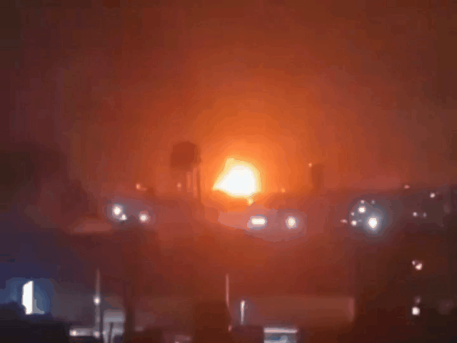 美以袭击伊朗德黑兰梅赫拉巴德国际机场 ，一架波音747飞机燃起大火被毁。