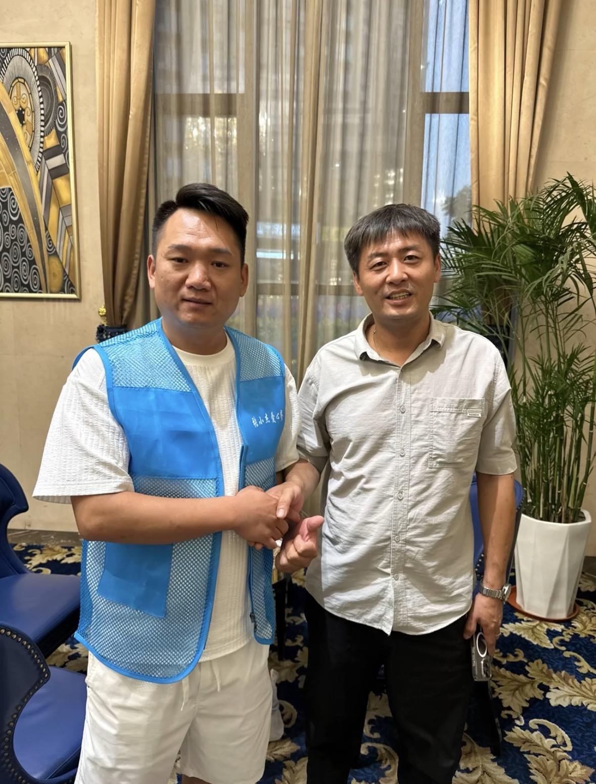 烧烤陈杰回应直播助农拒绝刷大礼物，看到直播间刷大礼物会下播。

陈杰说直播间刷大