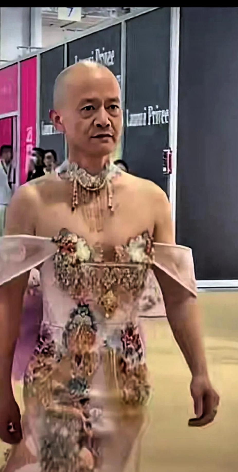 刚刷到这组图片，有网友称：“他的心理是不是有疾病”？
其实这是婚纱礼服品牌老板在