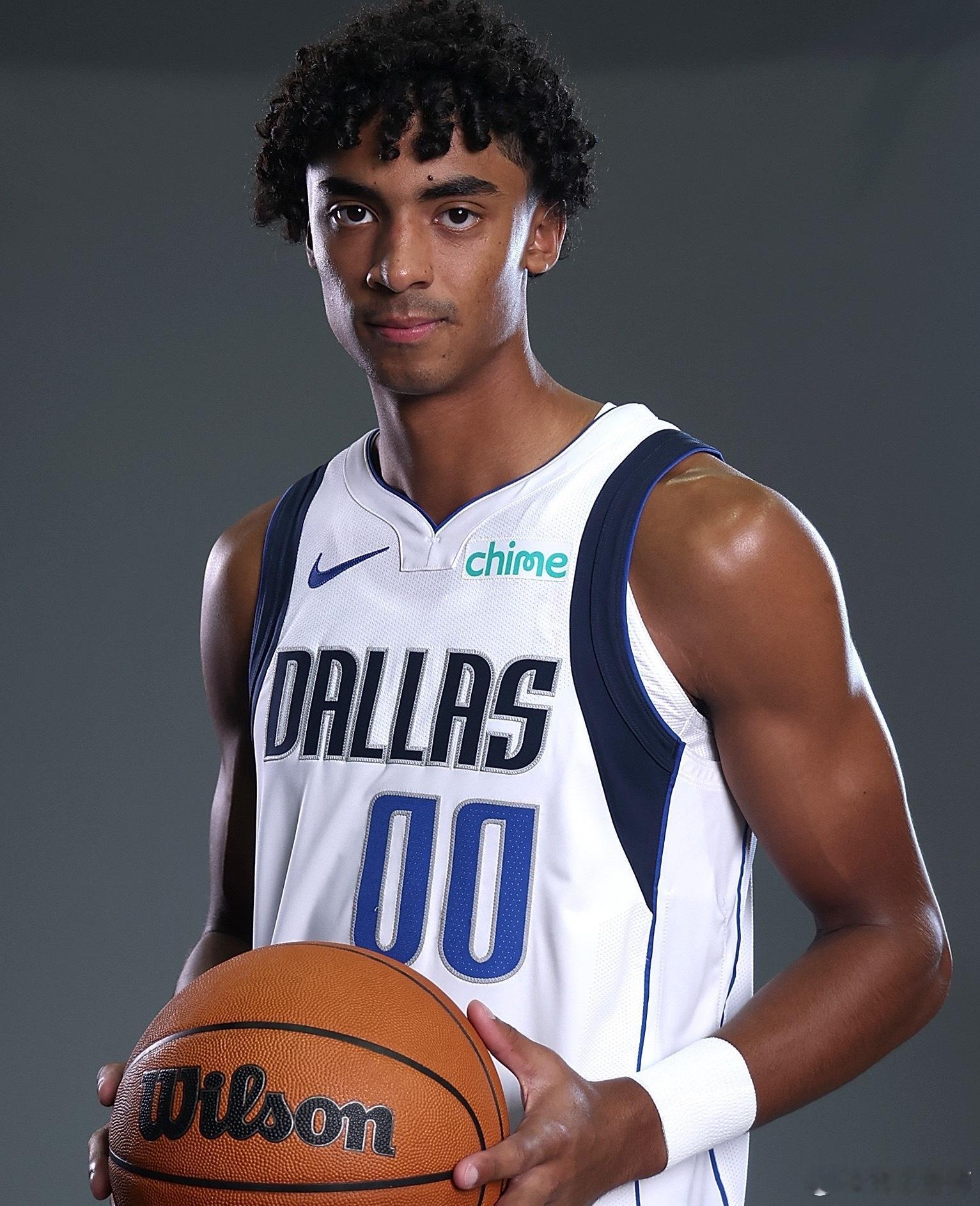 MFFL NBA官方发推。祝克里斯蒂23岁生日快乐！🎂🎂🎂我牛生日快乐独行