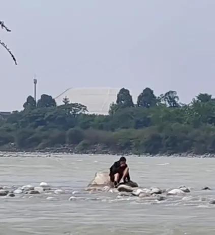 因儿子在河中遇难，母亲悲痛欲绝，涉水来到该水域欲轻生，这一幕发生在成都金马河上，