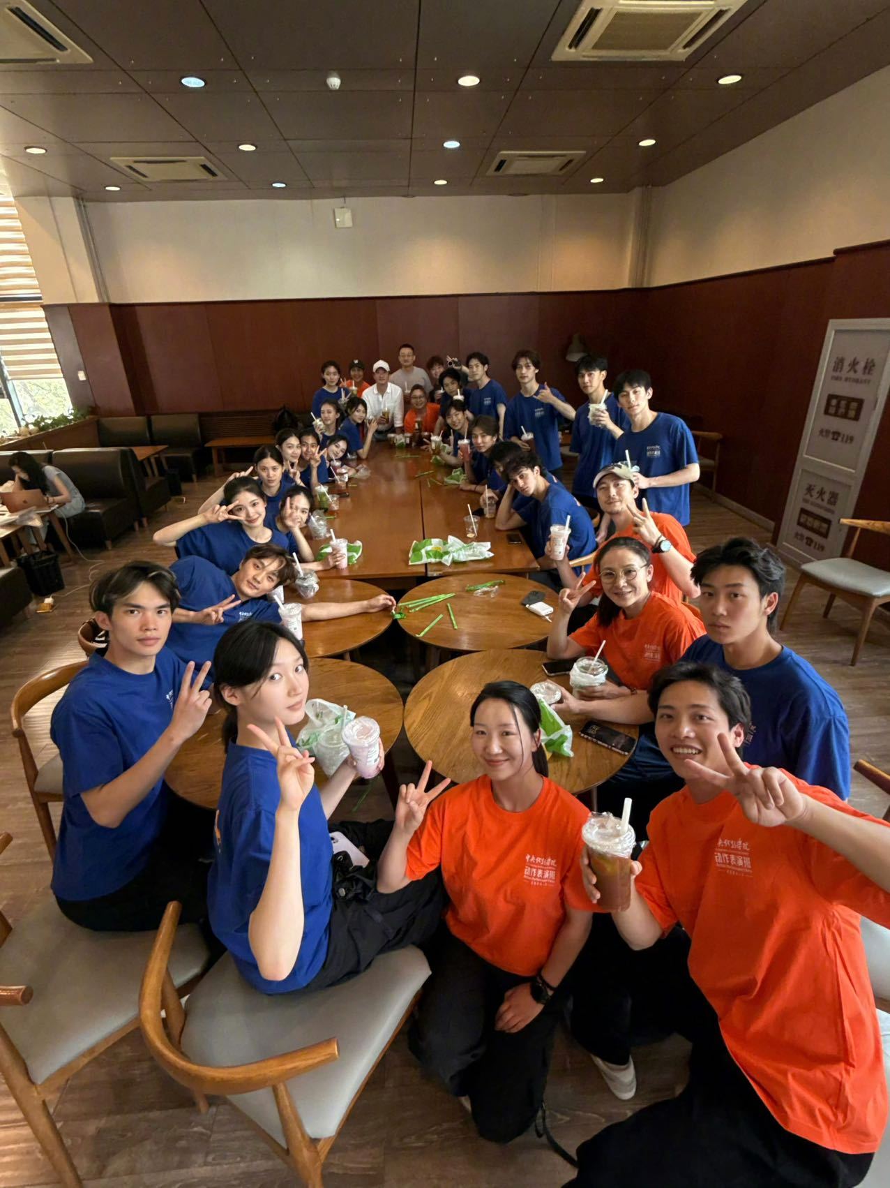 吴京与中戏学生过儿童节 吴京发博晒出和中戏动作表演班的学生一起过六一的照片，和学