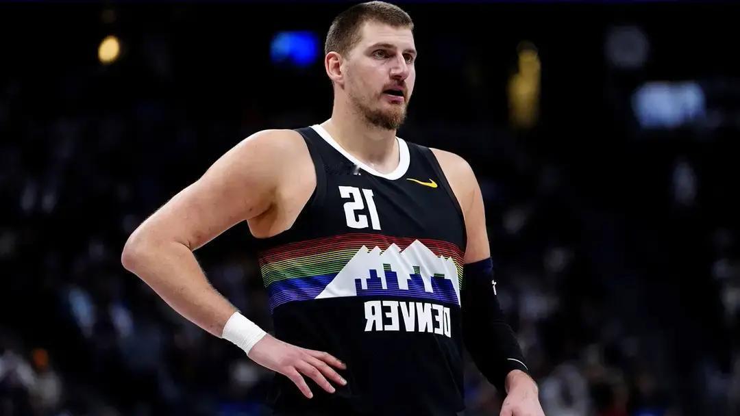 约基奇刚撕碎了勇士。32分16篮板16助攻。
中锋干这活？
见鬼了。
张伯伦的纪