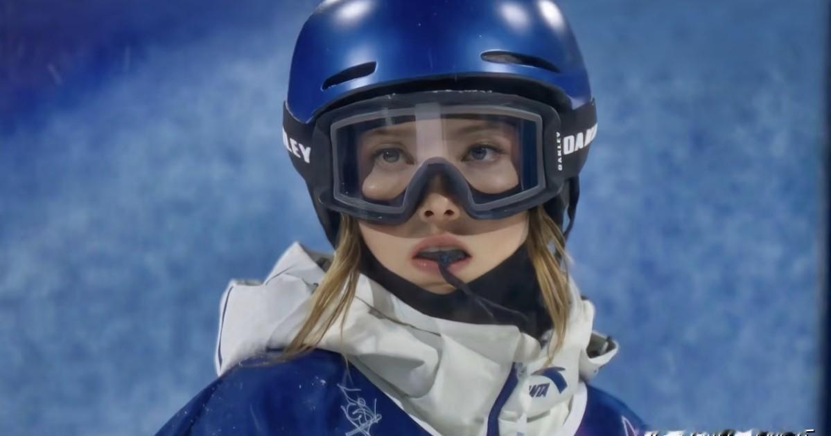 别再只看到谷爱凌“爱笑”了。
四年没碰大跳台，她戴着牙套、护目镜，脸上没一丝笑容