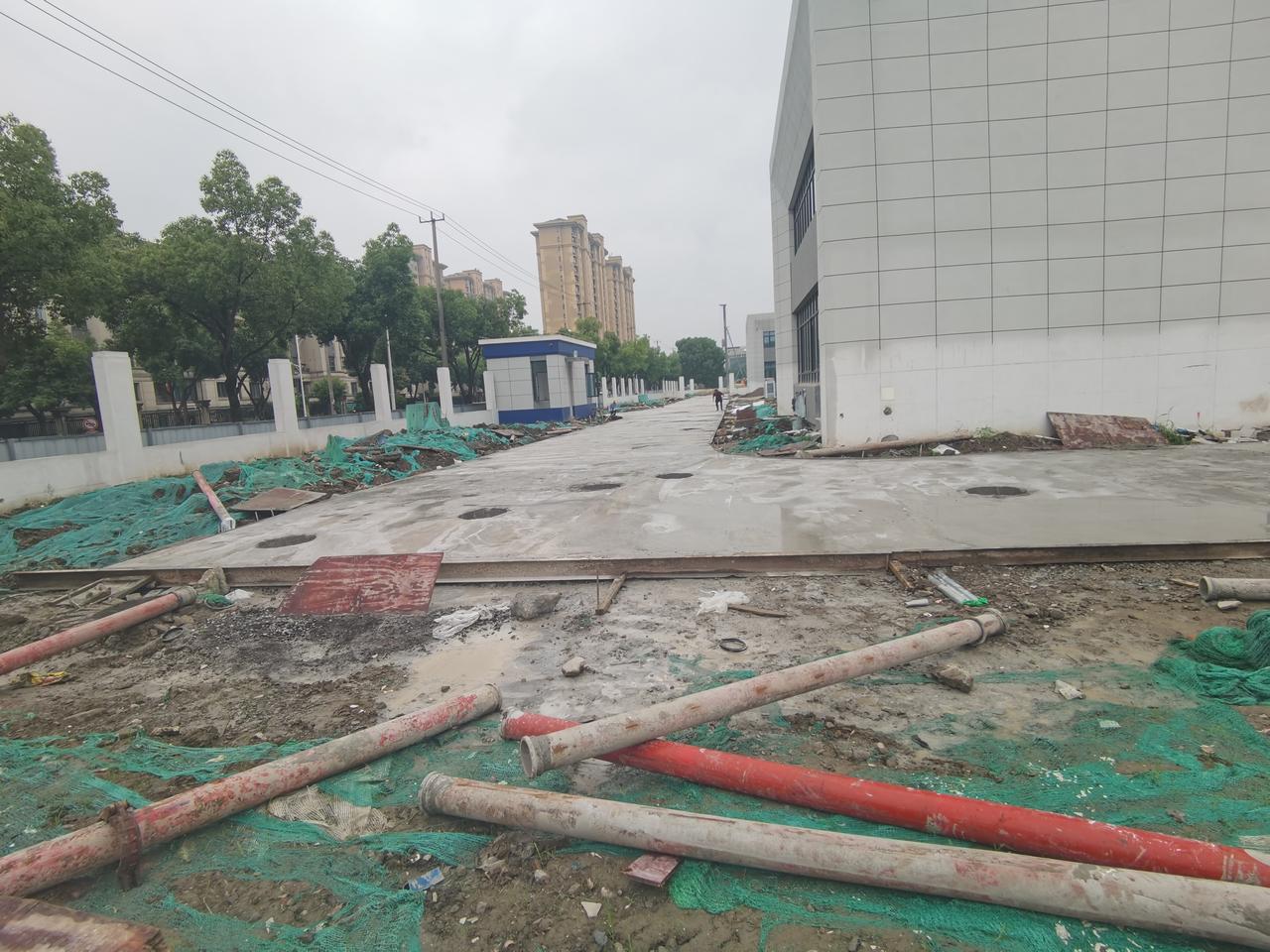 马山治安服务中心的路浇好，该铺石条了，该铺沥青了。