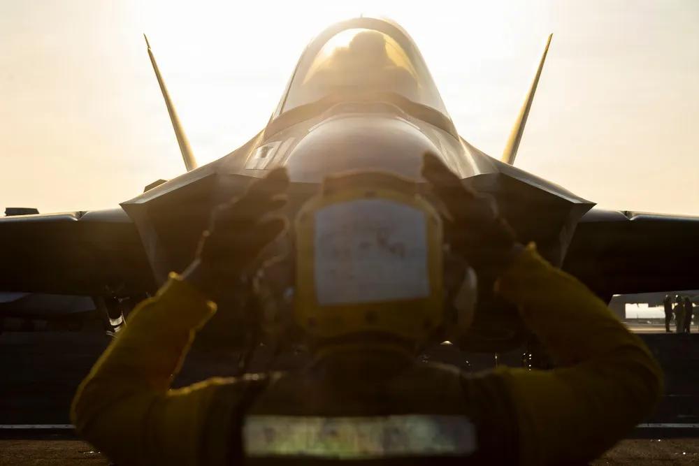 用航母来作为威慑手段，美国人驾轻就熟。
2026年1月29日，阿拉伯海，一架隶属