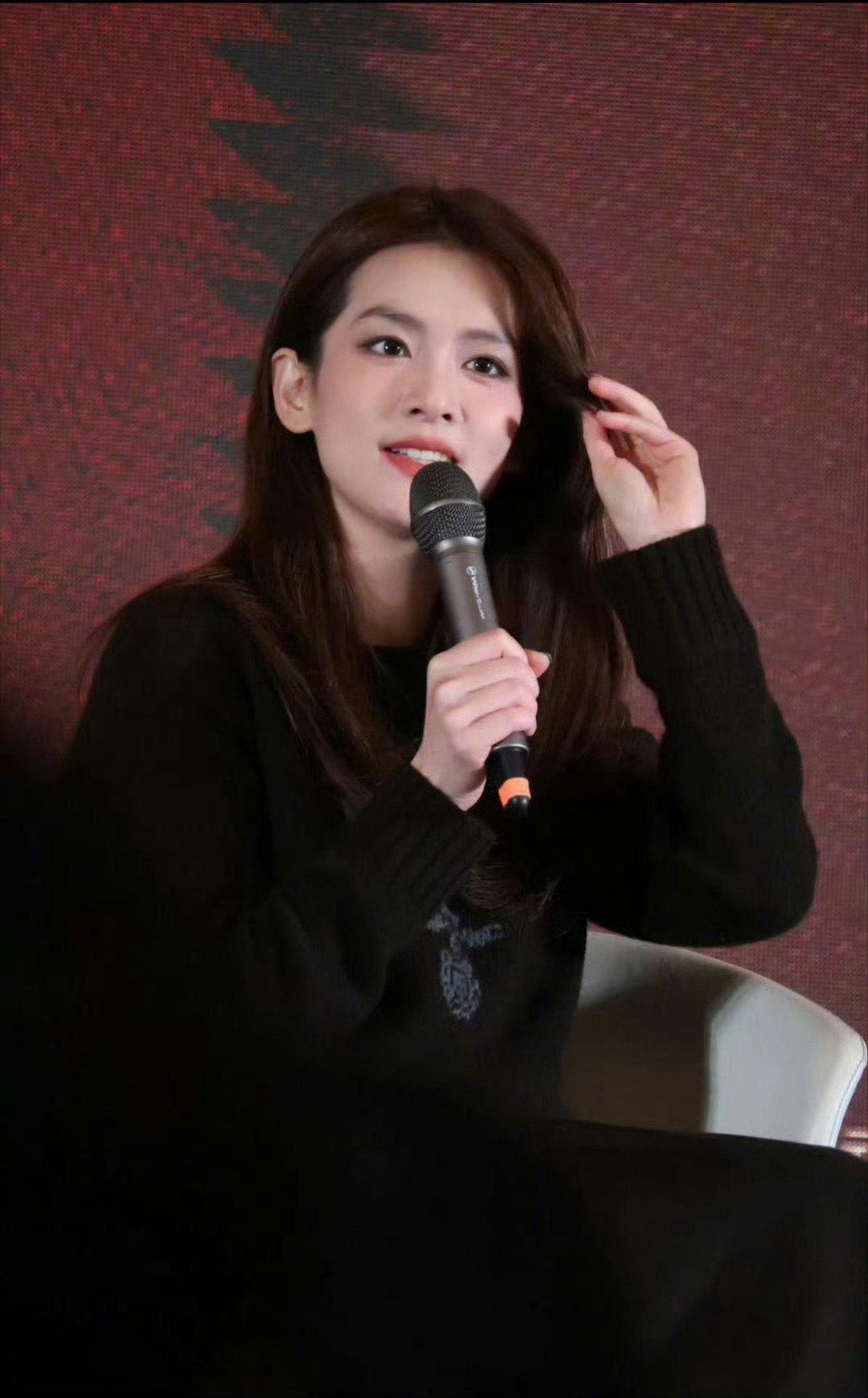 陈昊宇｜音乐剧风声长沙见面会出图，上身Prada 圆领毛衣，搭配温柔长发，气质大