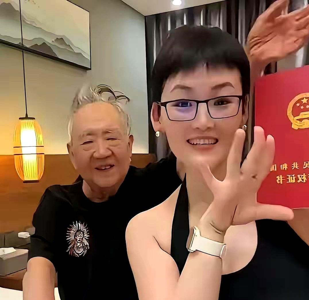 80岁，离了婚，反手就花几千万给前妻买了套豪宅。
你以为这就完了？
然后，俩人还