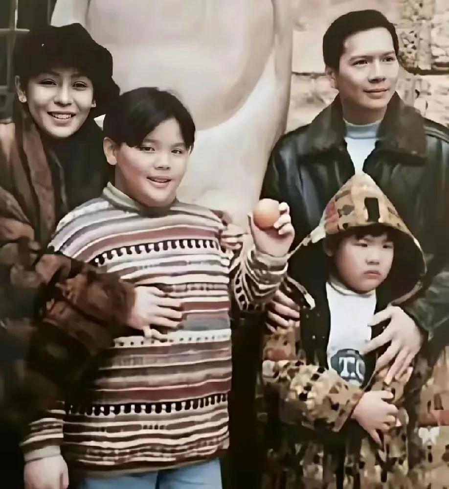 向华强生的面如冠玉，向太那更是明艳带精明；
向佐和向佑的长相却让人无语，如同父母