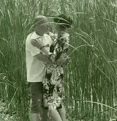 这个老头估计已有70多，
这个女的估计只有20多，
可这两个人却搂在一起
卿卿我