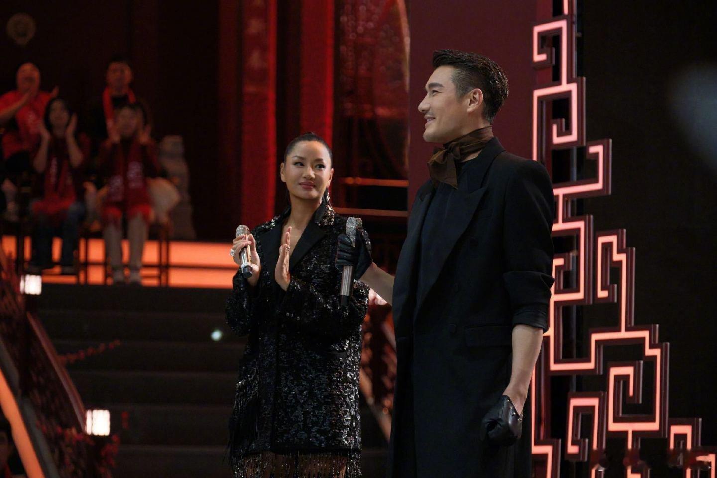 胡兵是春晚仿生机器人吗 时隔多年再登春晚，胡兵状态更胜从前，这“抗老化”能力堪比