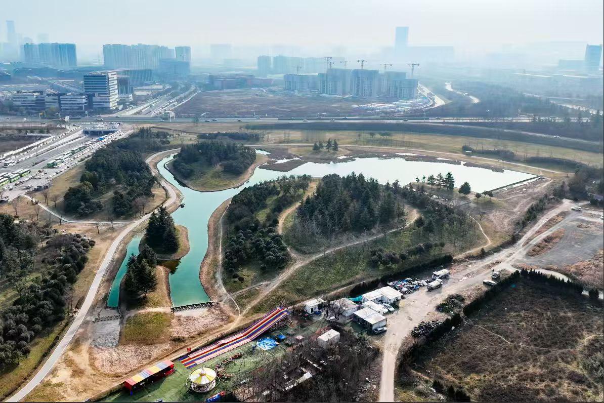 ✨湖水是大地的眼眸，倒映着楼宇与林梢，在城市边缘，藏着一片让光阴都慢下来的、治愈